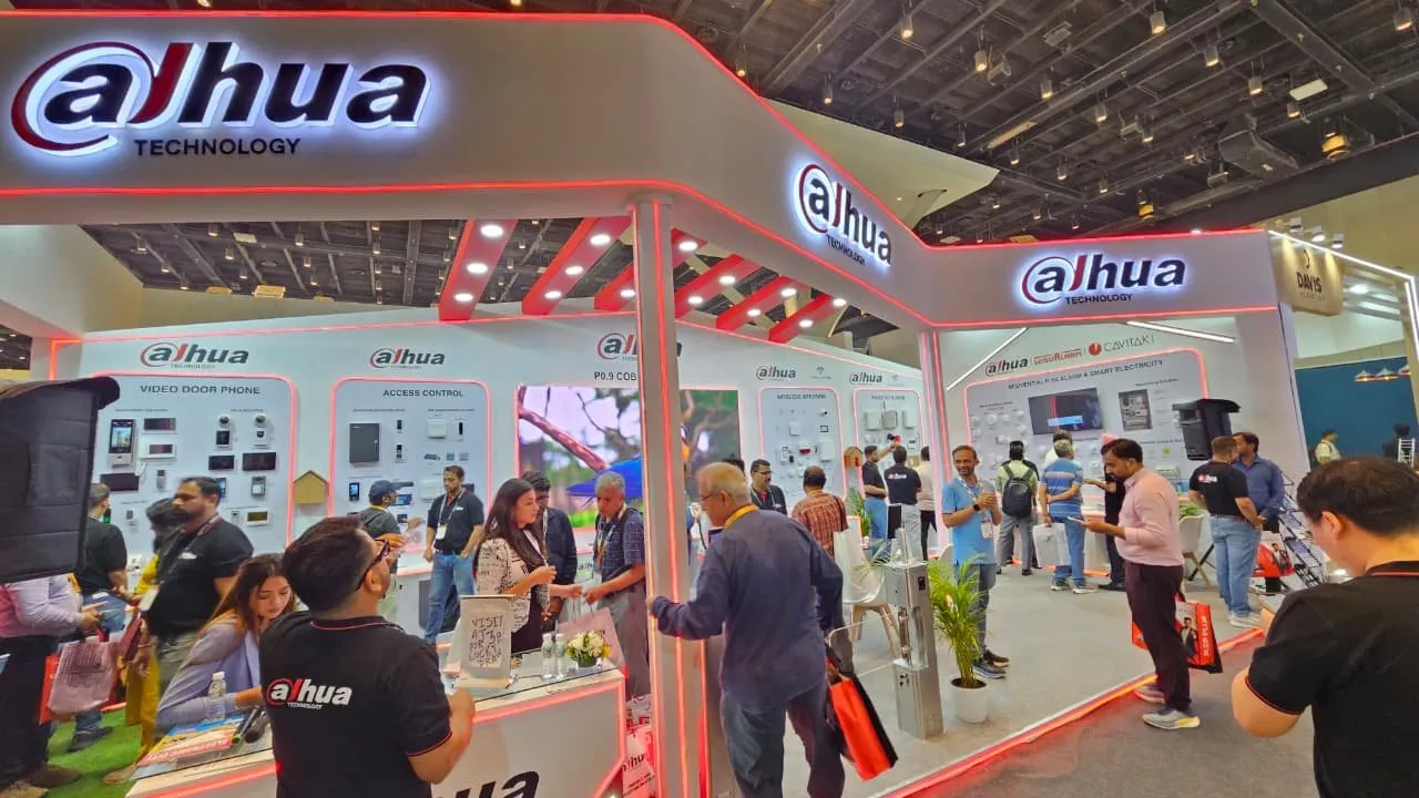 Visitors crowding the Dahua booth